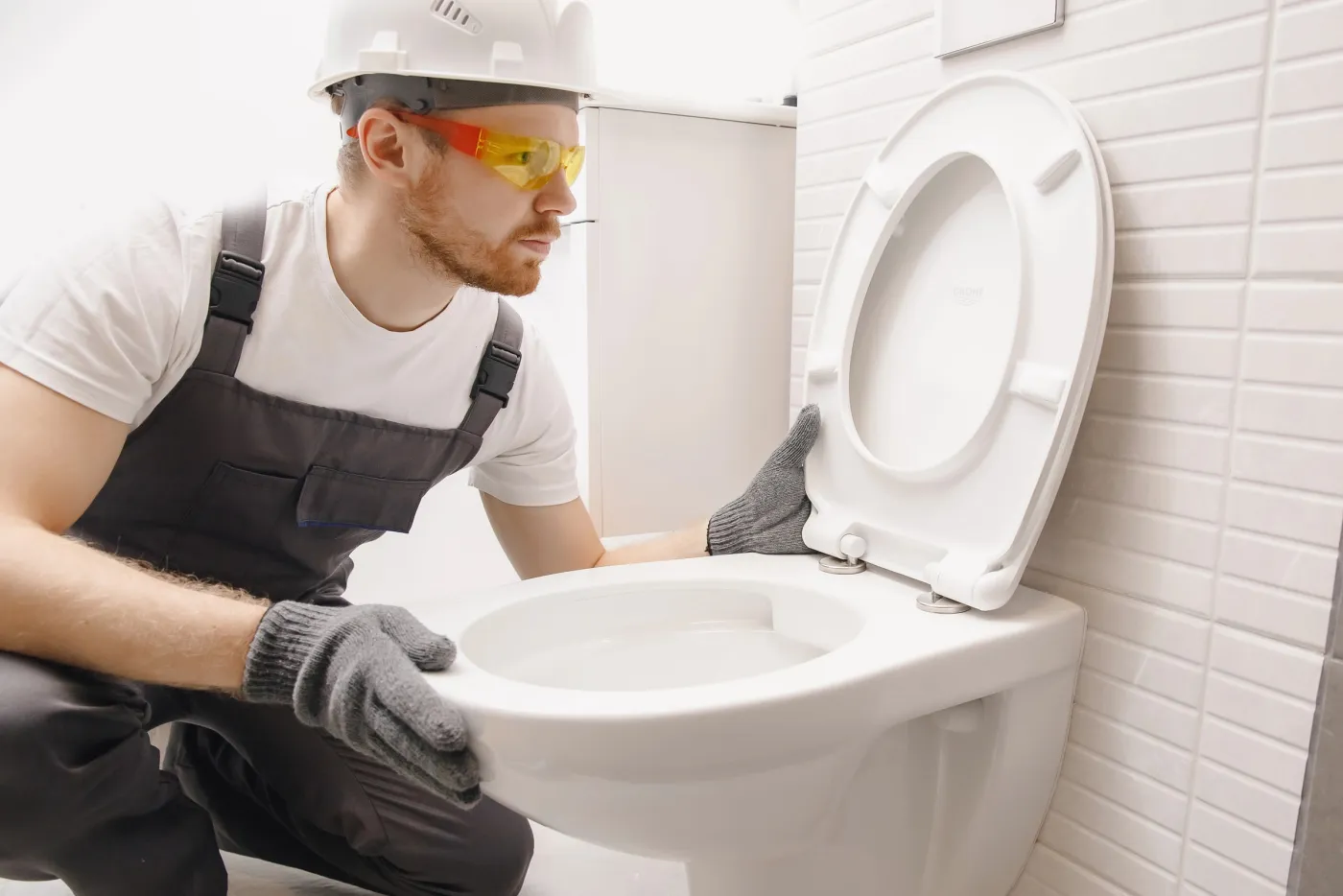 Pose d'une cuvette de WC suspendu dans le Val-d'Oise